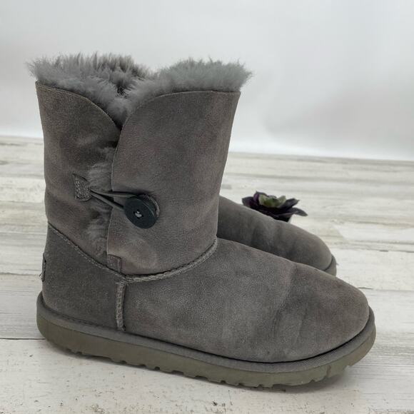 Ugg Grey Suede/Leather Sherpa Lined Slip On Bailey Button Ankle Booties Size 6 - Picture 2 of 7